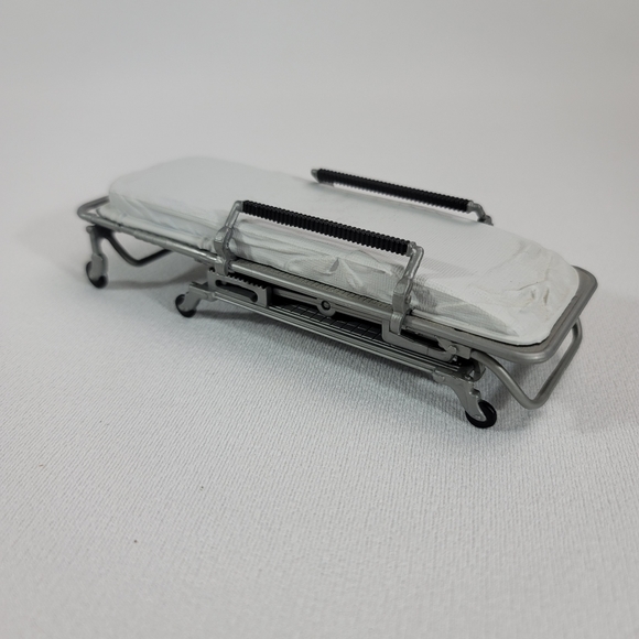 X-Files 1998 Body On Hospital Gurney Toy Figure By McFarlane Toys - Picture 13 of 15